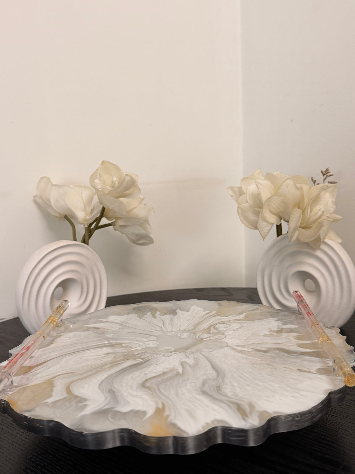 MTS ÉCLORA BLOOM TRAY — Handcrafted Gold Bloom Resin Serving Tray with Gold-Flecked Handles