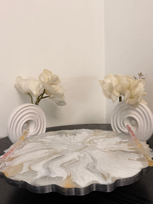MTS ÉCLORA BLOOM TRAY — Handcrafted Gold Bloom Resin Serving Tray with Gold-Flecked Handles