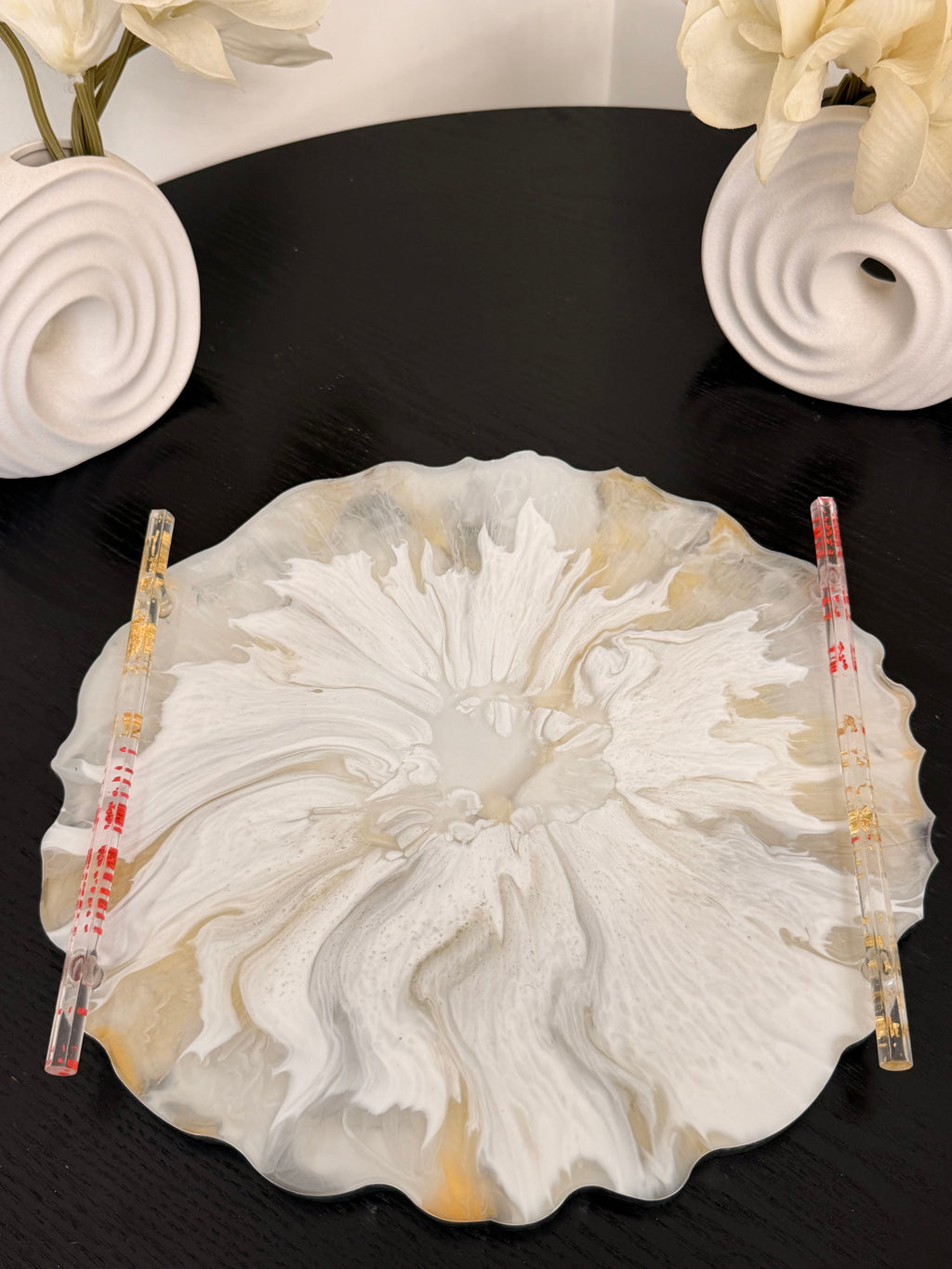 MTS ÉCLORA BLOOM TRAY — Handcrafted Gold Bloom Resin Serving Tray with Gold-Flecked Handles
